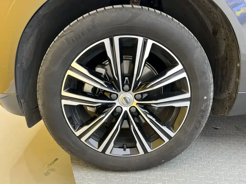 Volvo XC60 — фото 8