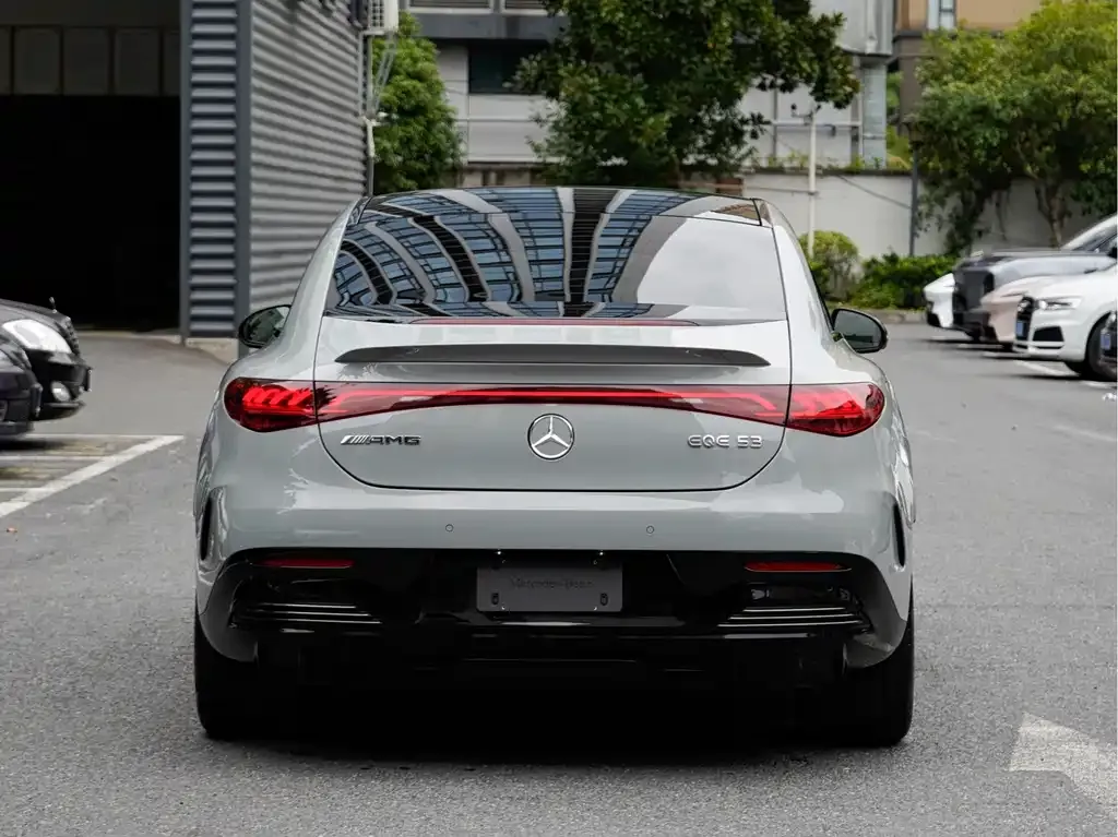 Mercedes-Benz EQE AMG — фото 4