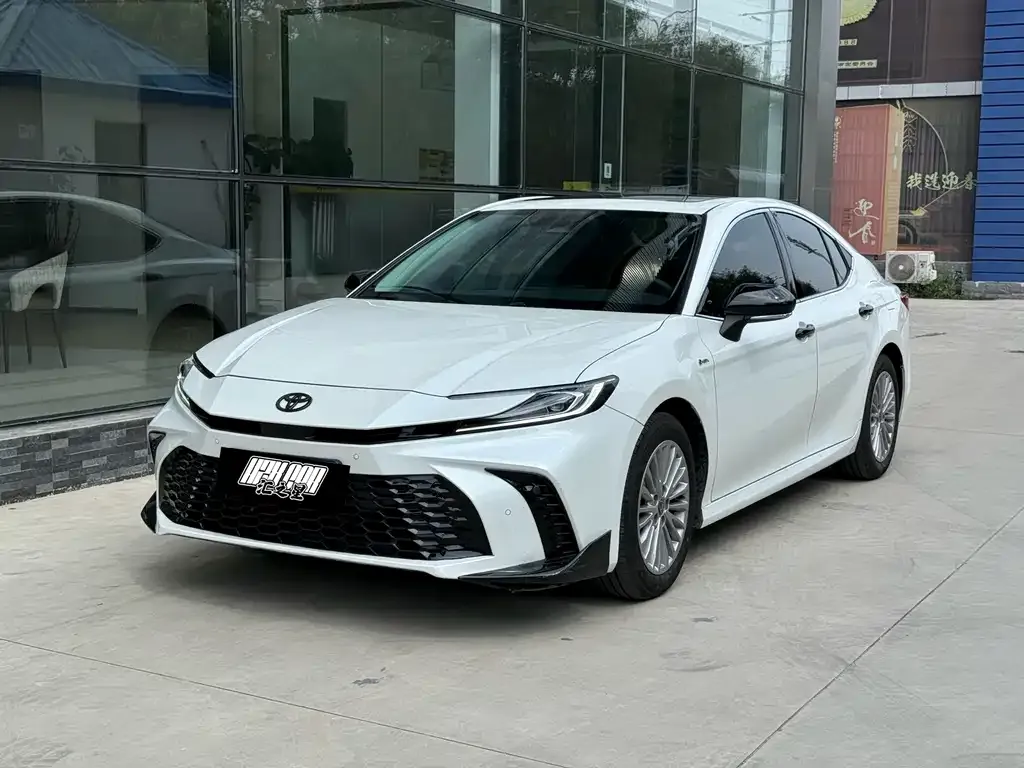Toyota Camry — фото 1