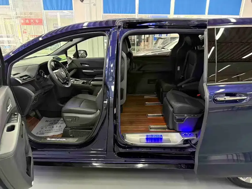 Toyota Sienna — фото 3