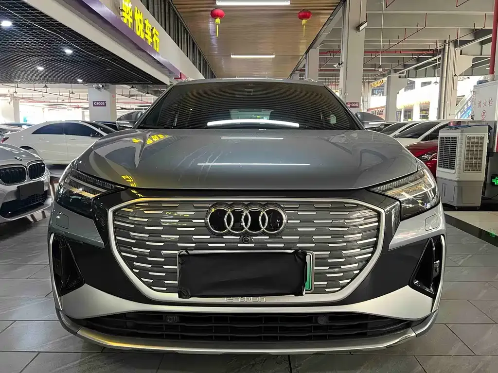 Audi Q4 e-tron — фото 1