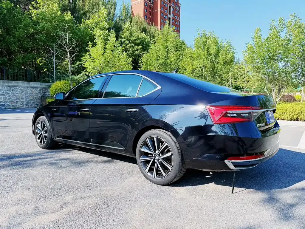 Skoda Superb — фото 9