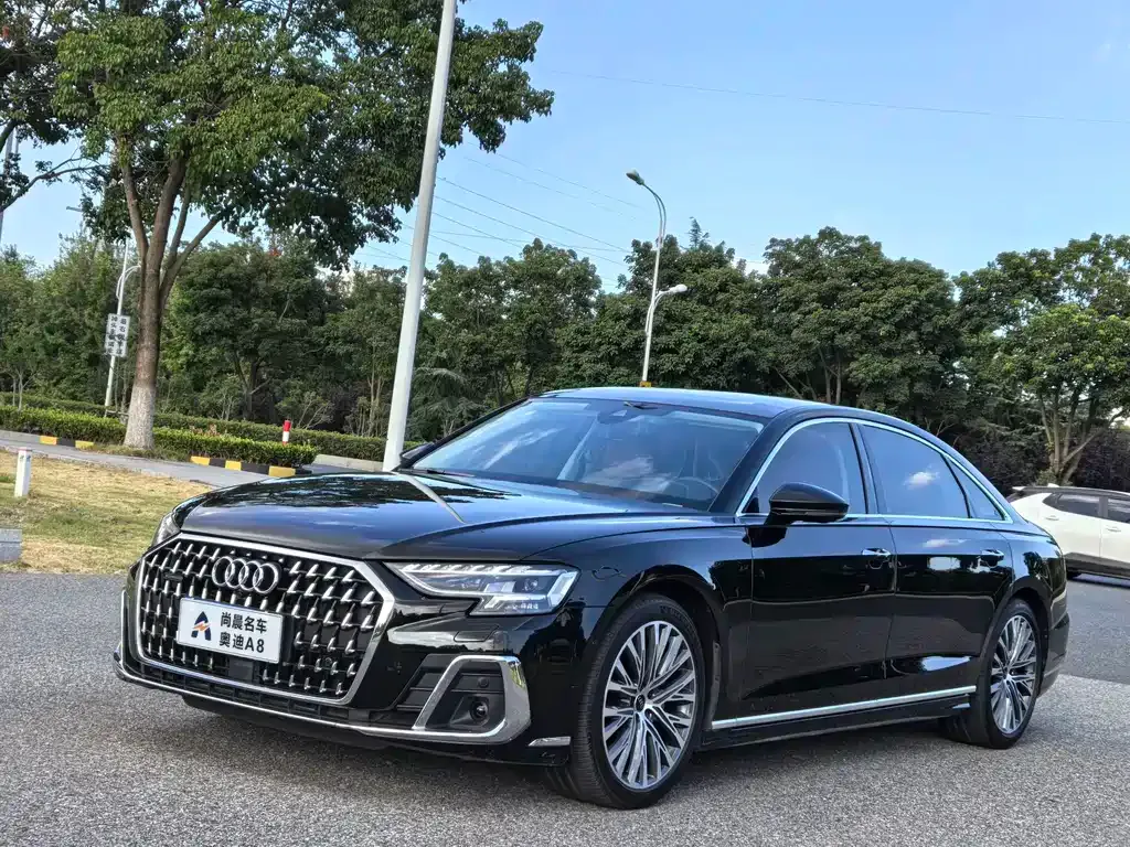 Audi A8 — фото 1