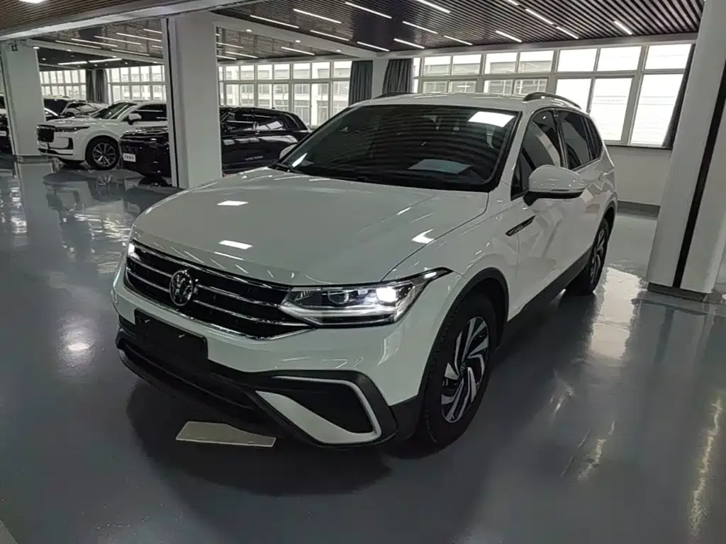 Volkswagen Tiguan L — фото 1