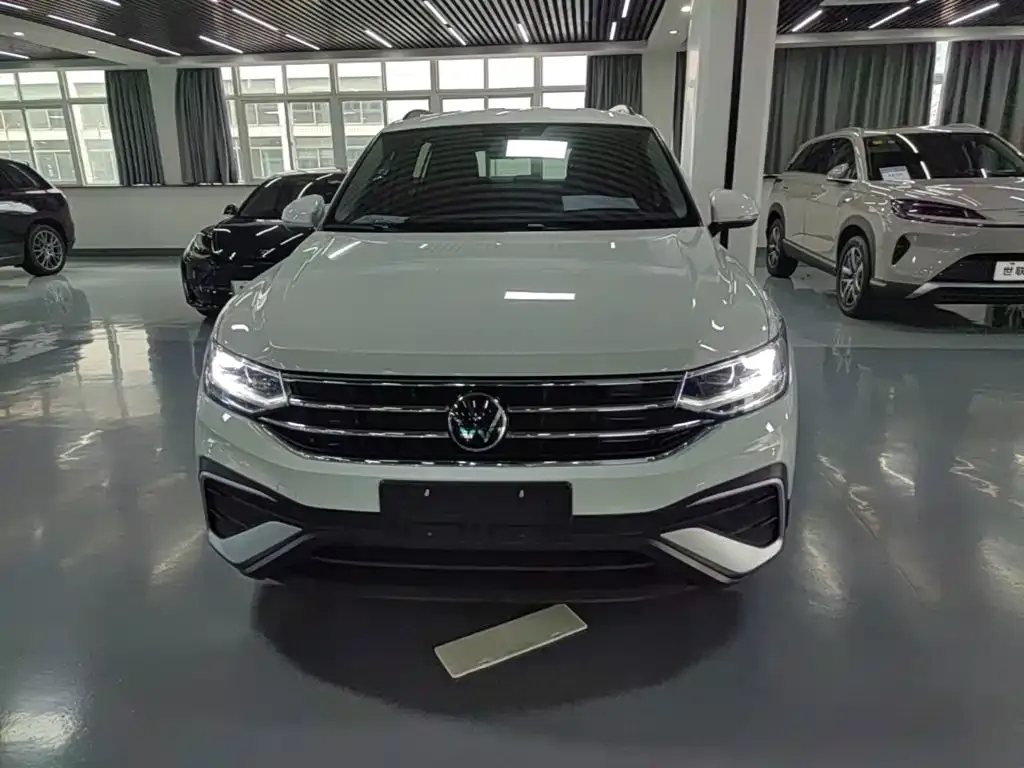 Volkswagen Tiguan L — фото 9
