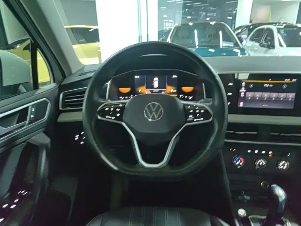 Volkswagen Tiguan L — фото 10