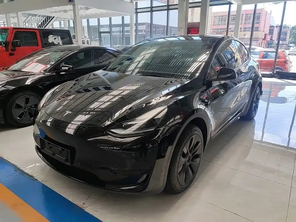 Tesla Model Y — фото 1