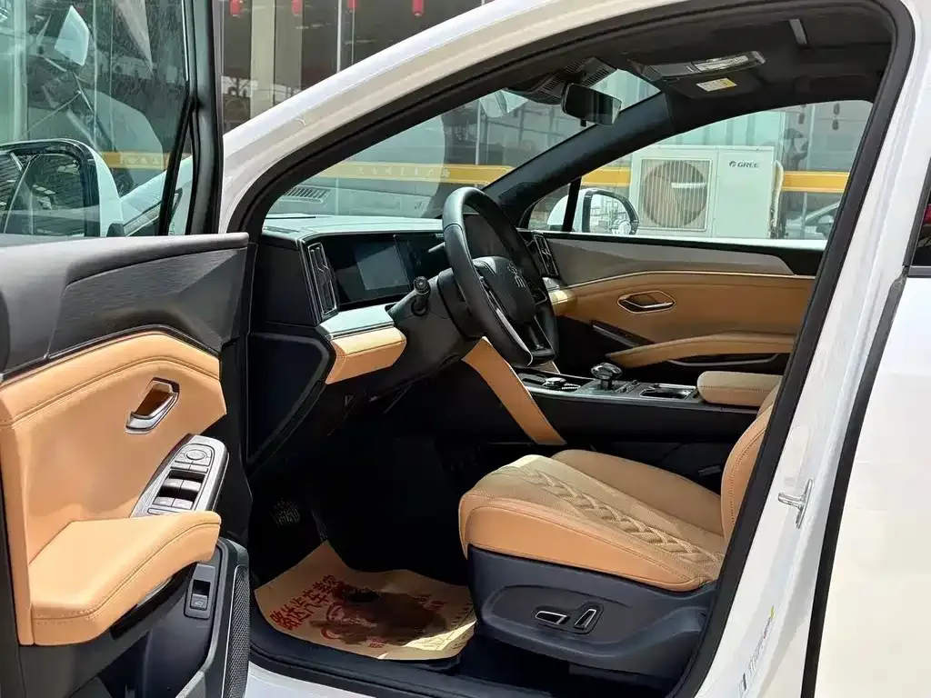BYD L DM-i — фото 3