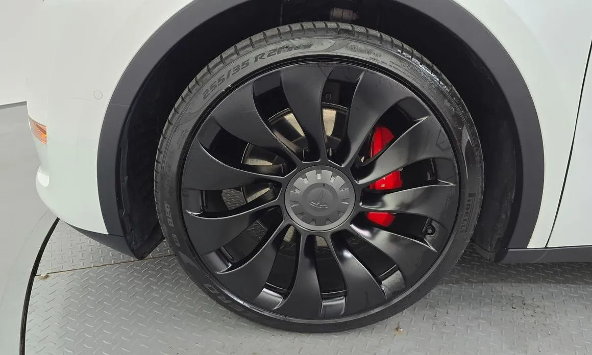 Tesla Model Y — фото 9