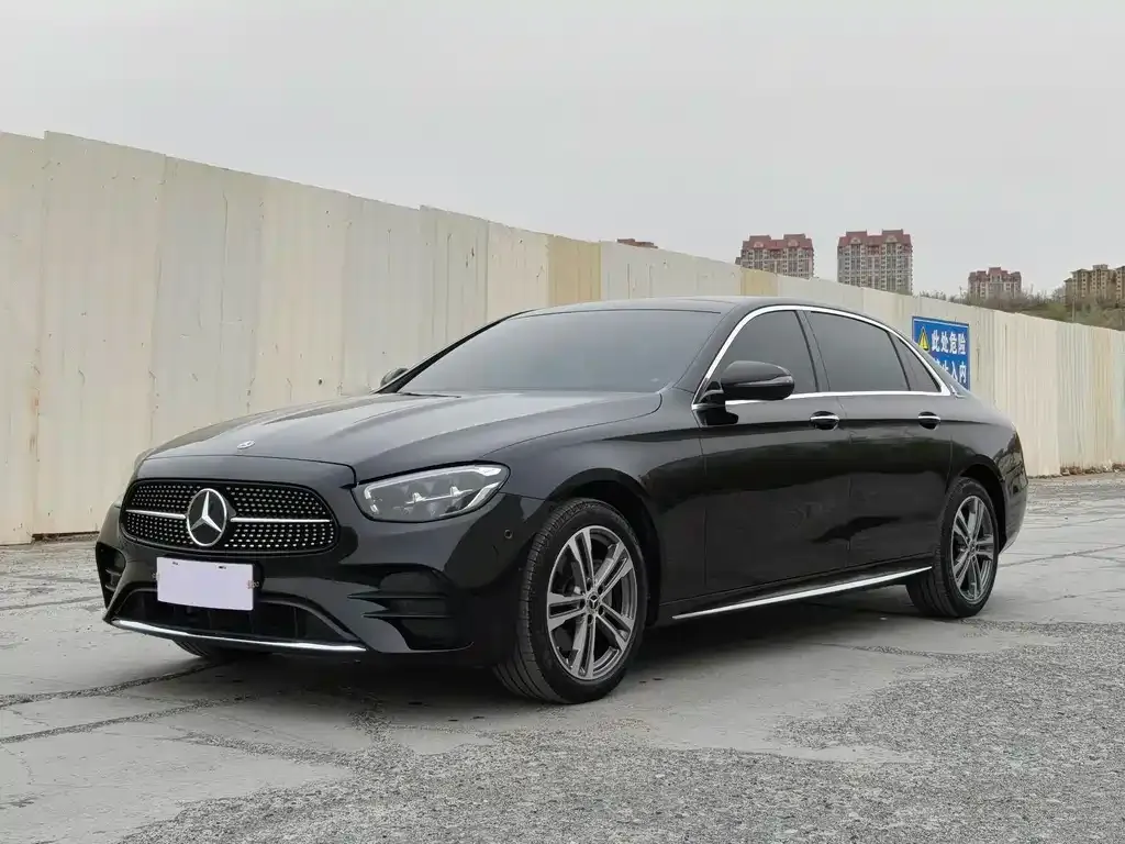 Mercedes-Benz E-Class — фото 1
