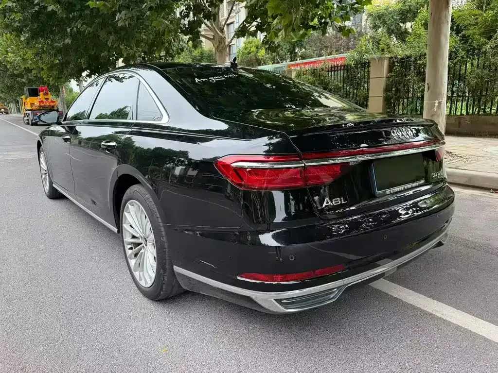 Audi A8 — фото 6