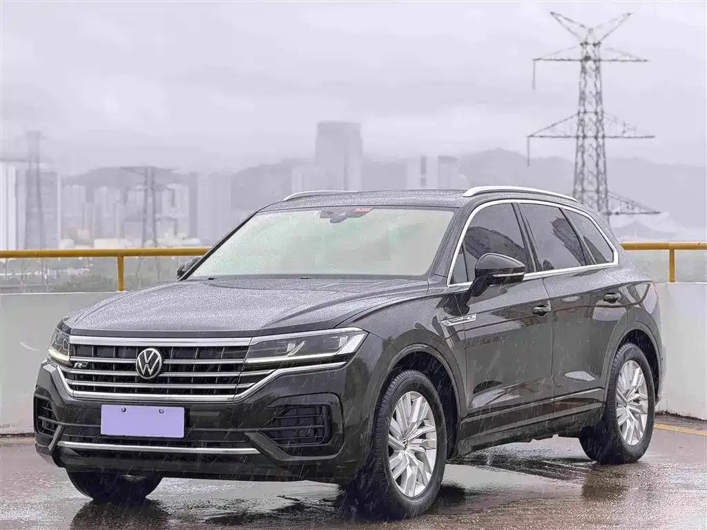 Volkswagen Touareg — фото 1