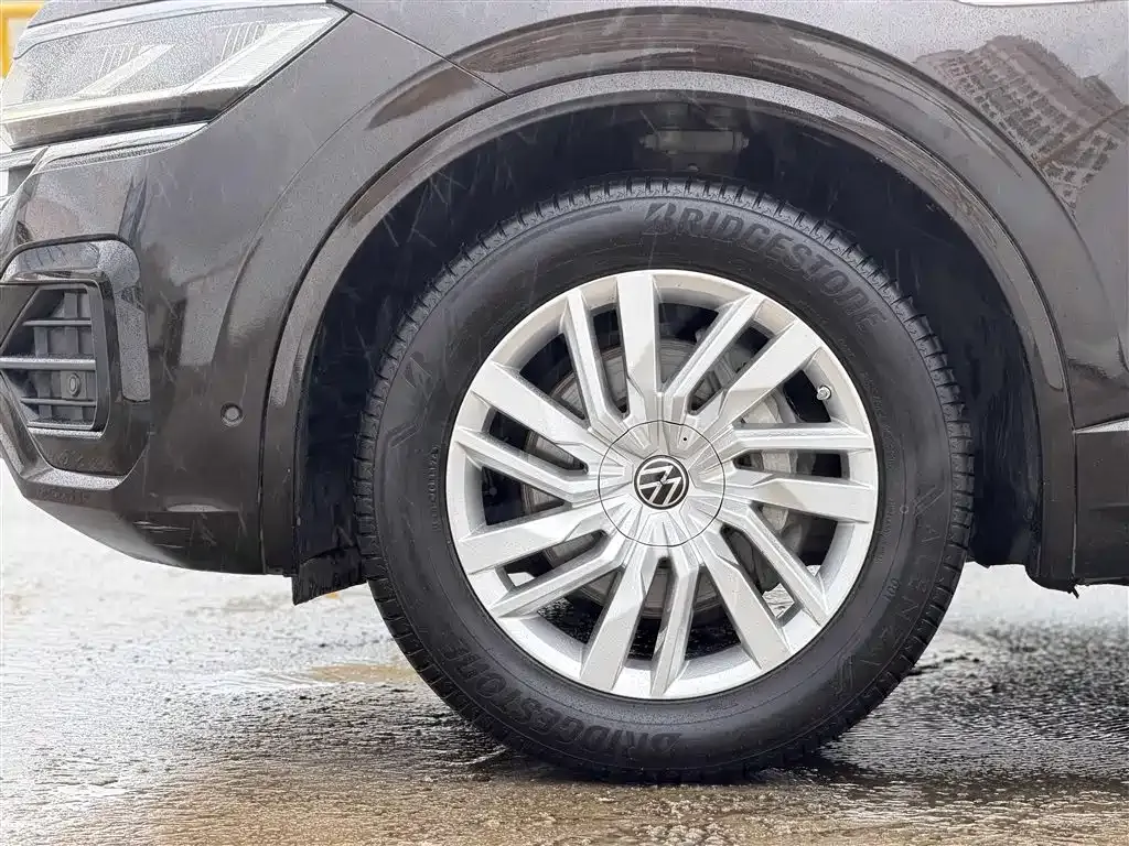 Volkswagen Touareg — фото 10