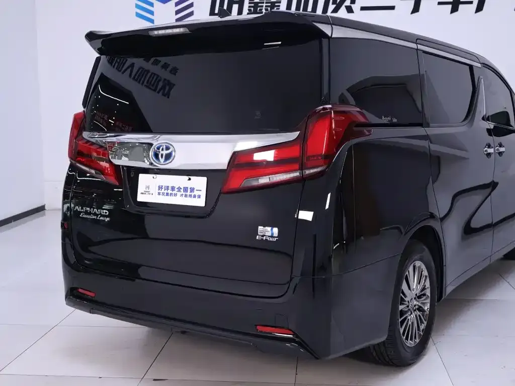 Toyota Alphard — фото 2