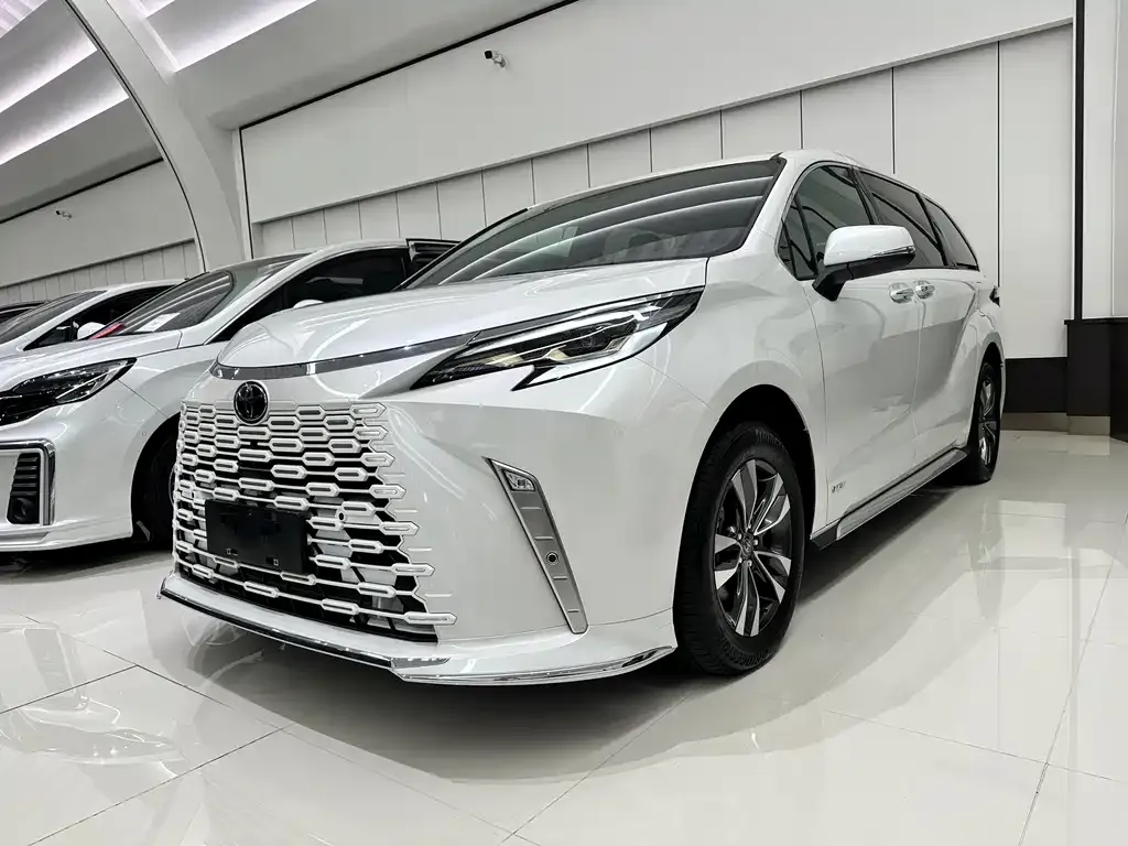 Toyota Granvia — фото 1