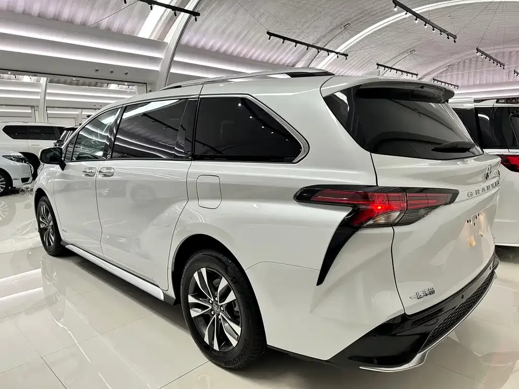 Toyota Granvia — фото 8
