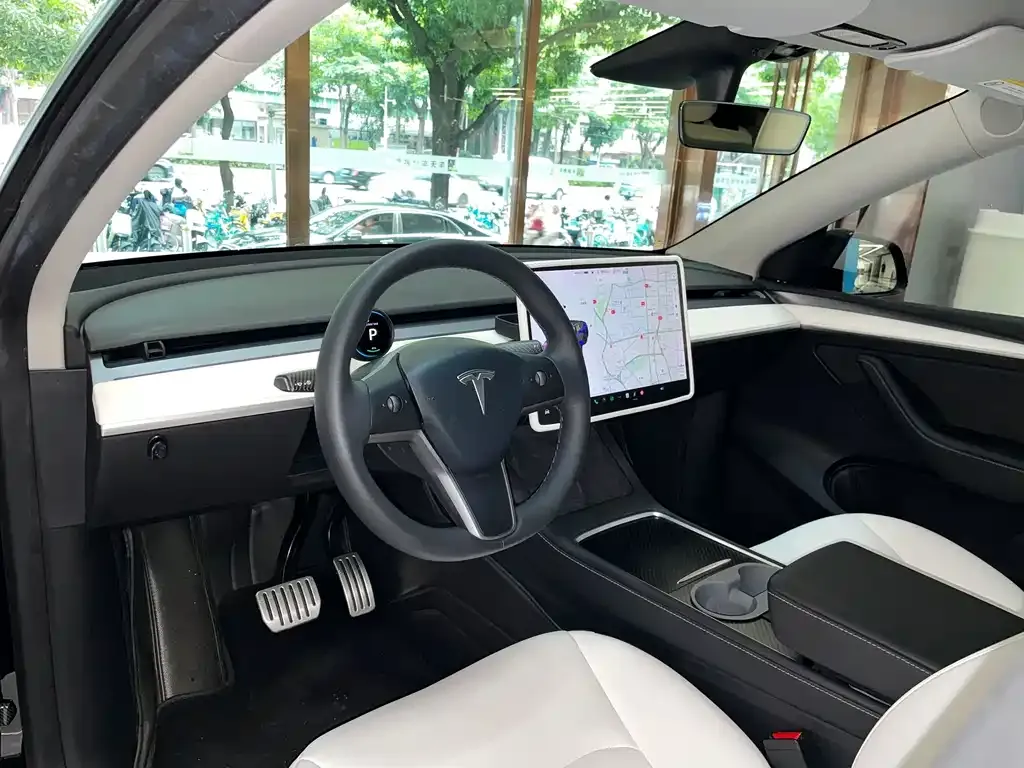 Tesla Model Y — фото 6