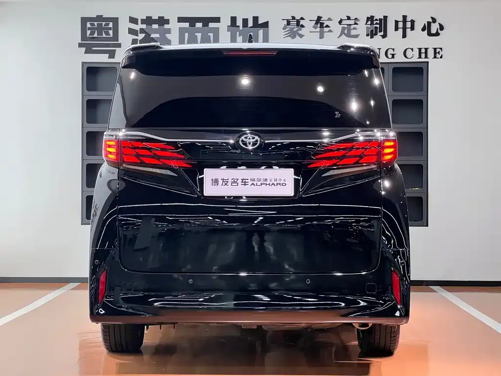 Toyota Alphard — фото 9