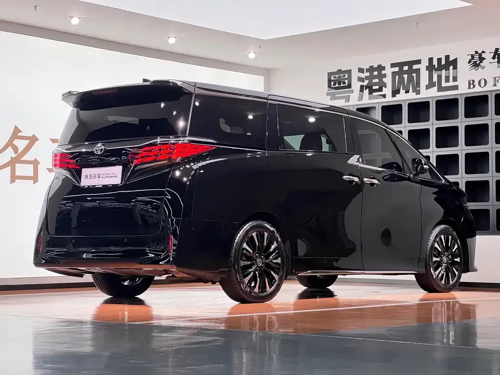 Toyota Alphard — фото 10