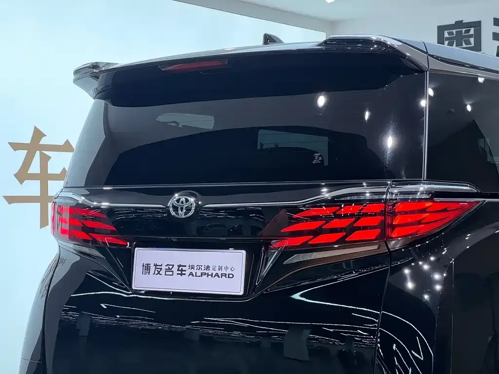 Toyota Alphard — фото 8