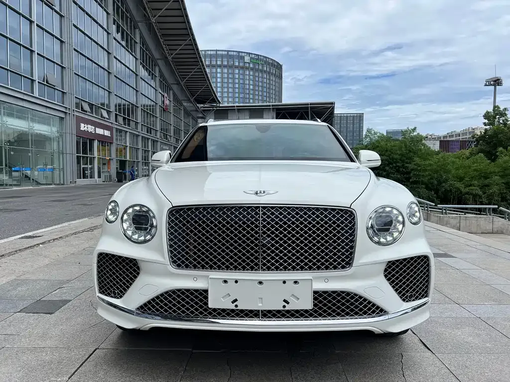 Bentley Bentayga — фото 1