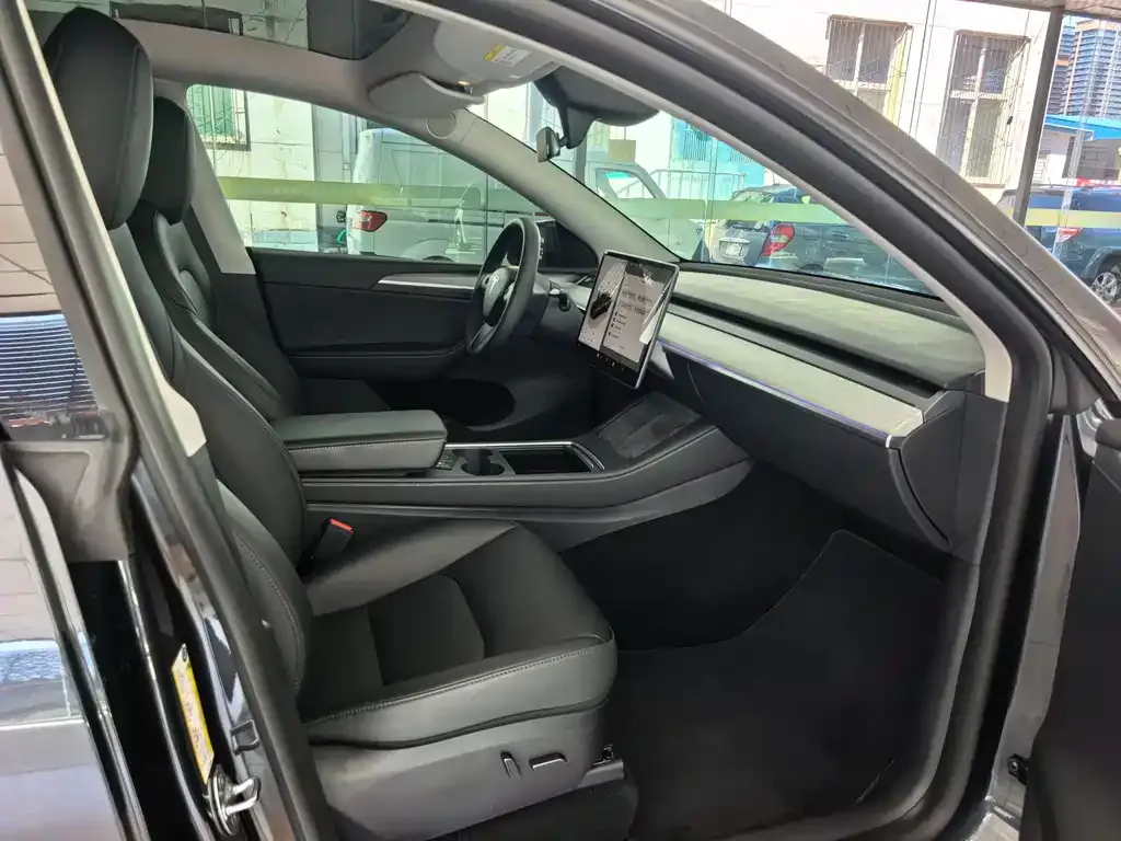 Tesla Model Y — фото 9
