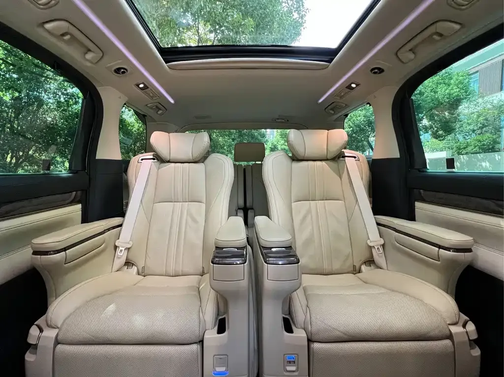 Toyota Vellfire — фото 2