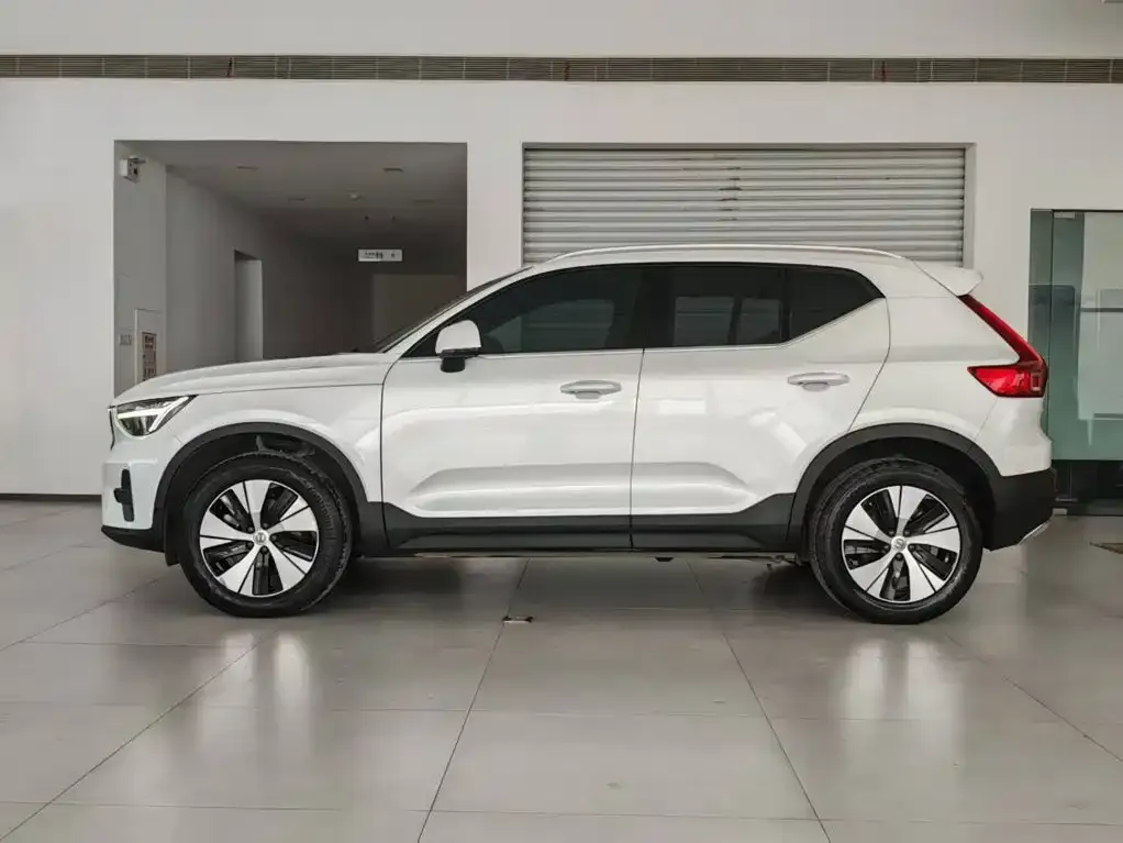 Volvo XC40 — фото 10