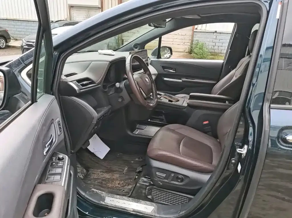 Toyota Granvia — фото 8