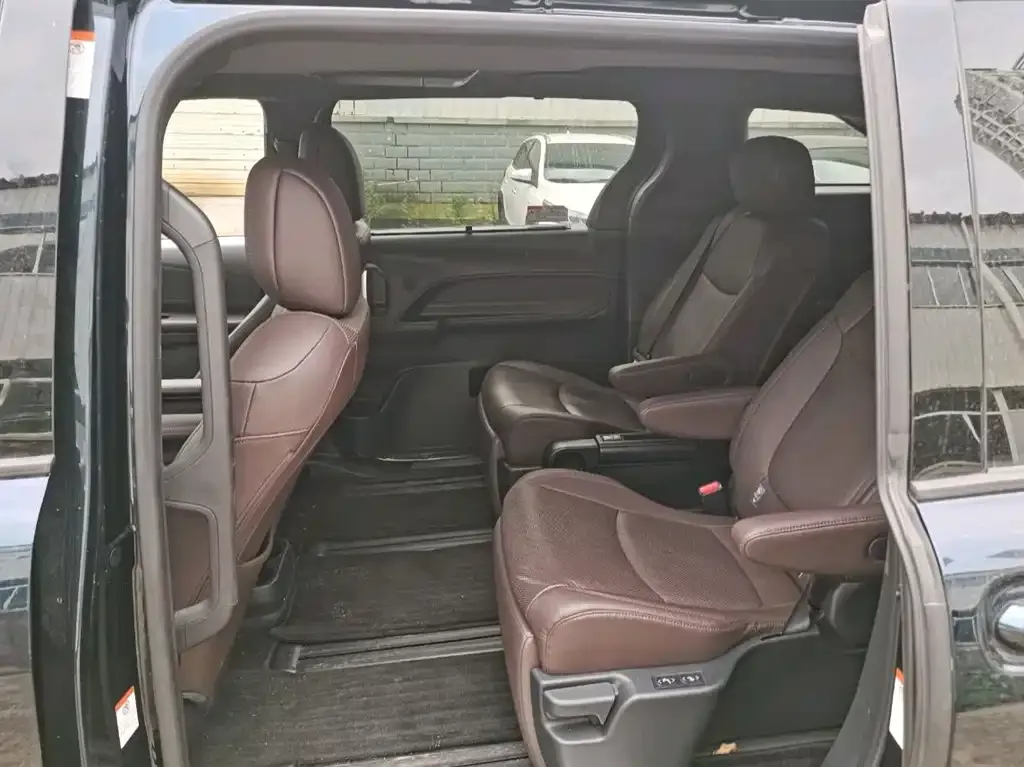 Toyota Granvia — фото 6