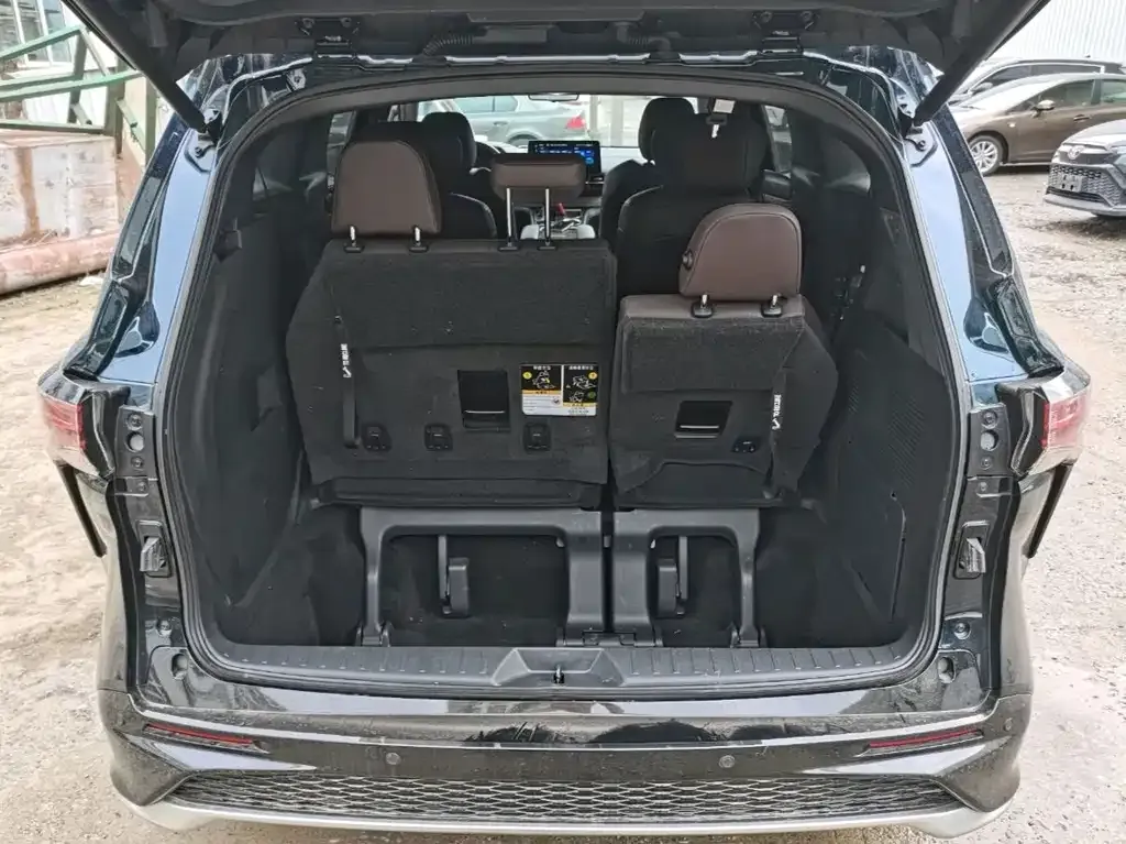 Toyota Granvia — фото 4