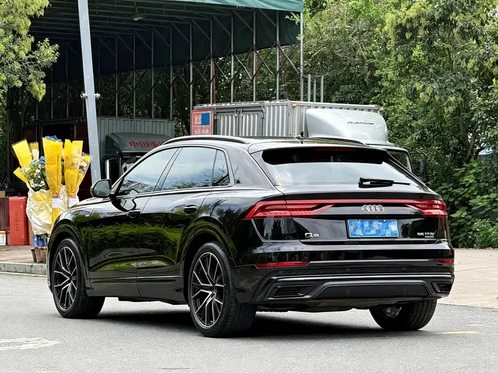 Audi Q8 — фото 7