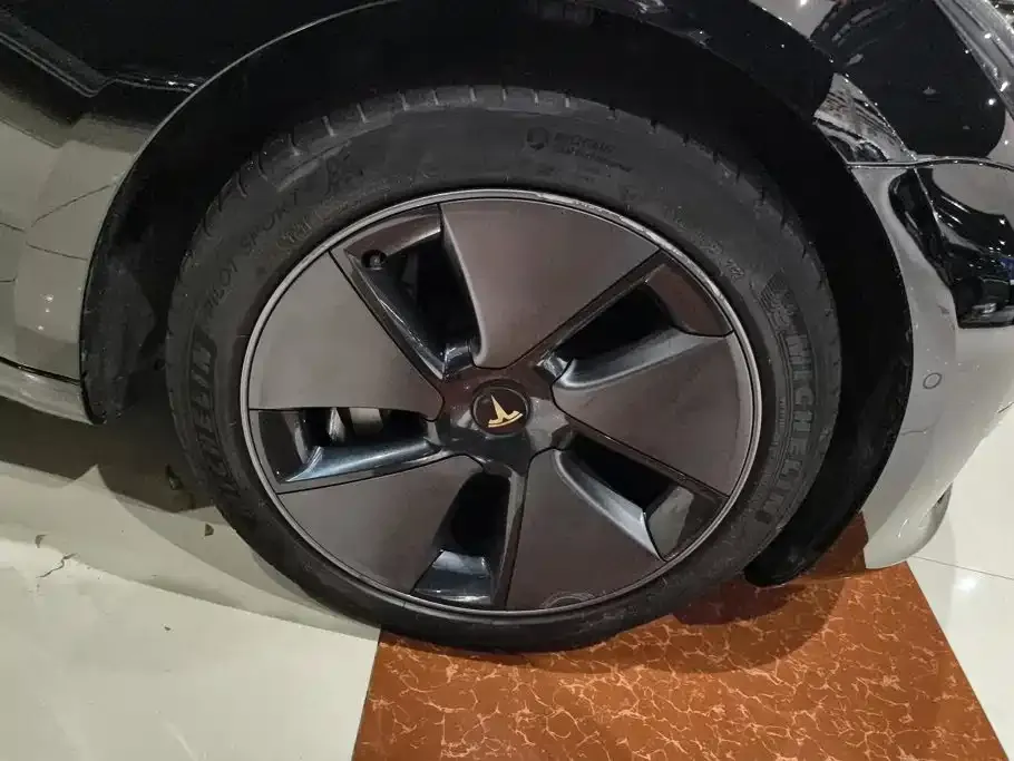 Tesla Model 3 — фото 2