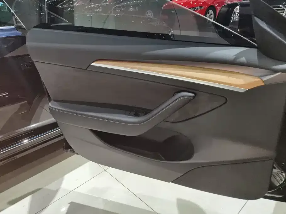 Tesla Model 3 — фото 3