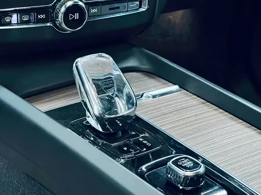Volvo XC60 — фото 9
