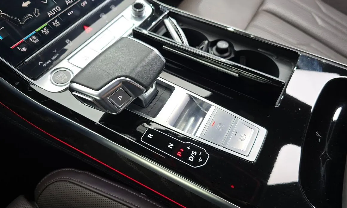 Audi A8 — фото 5