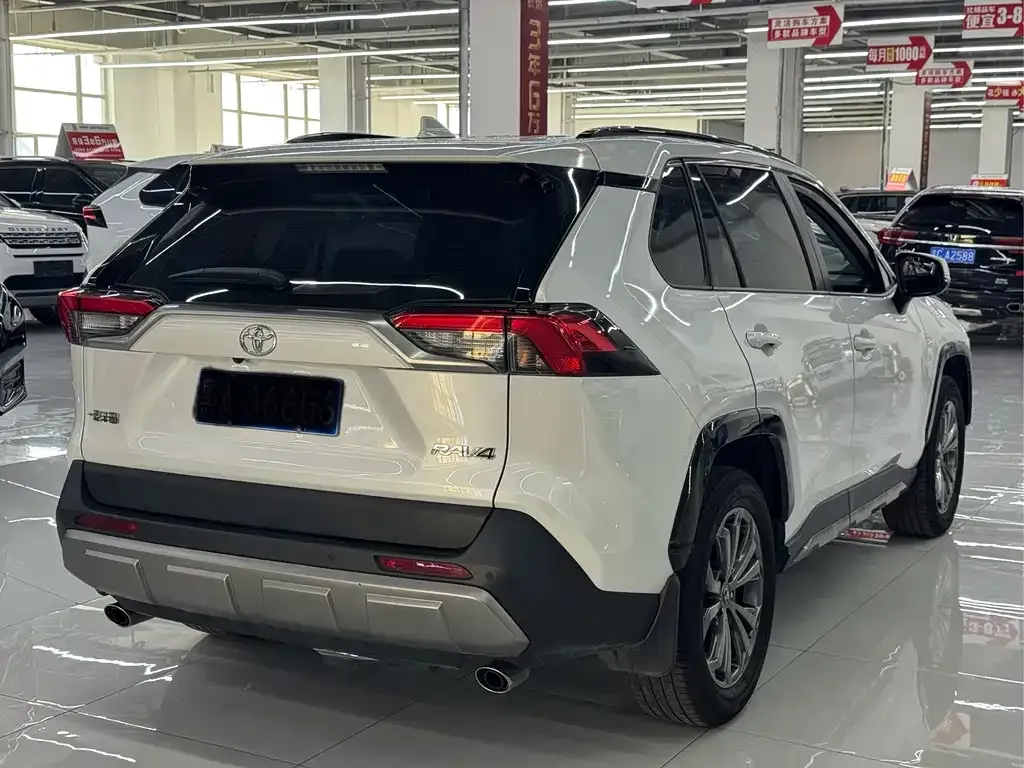 Toyota RAV4 — фото 8