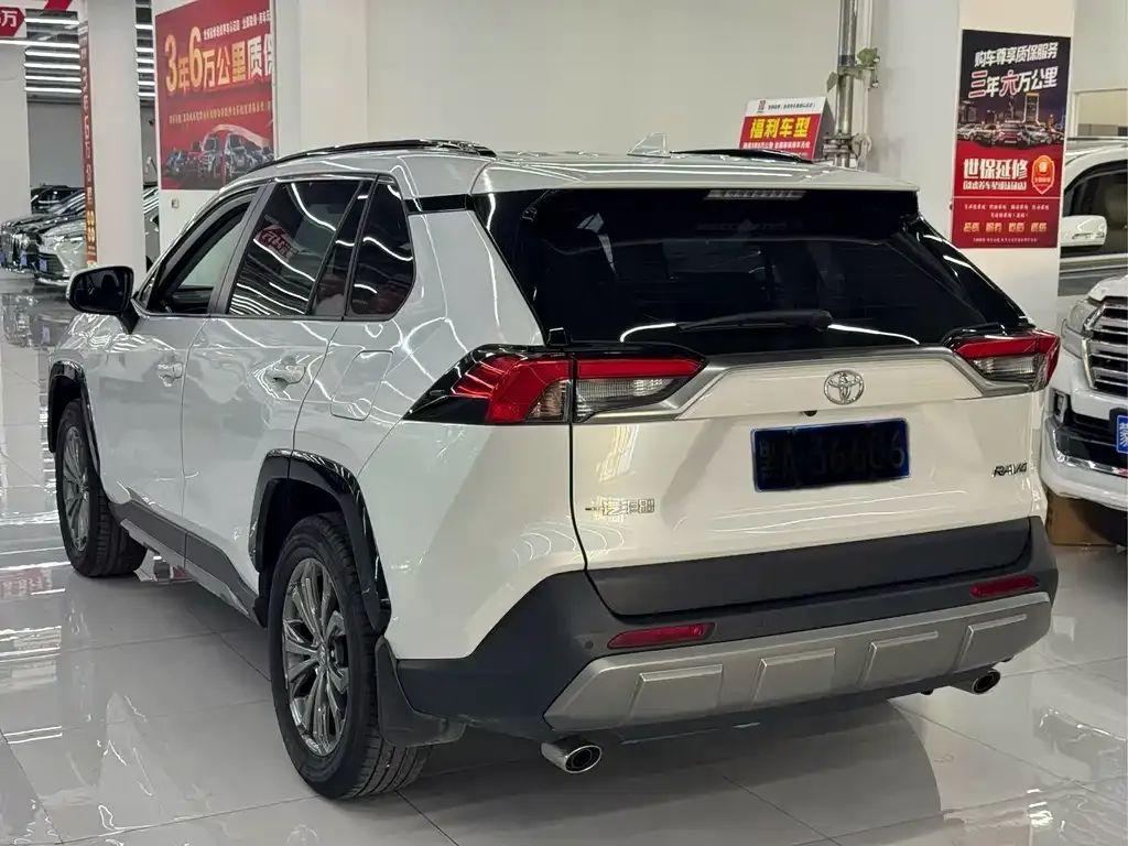 Toyota RAV4 — фото 6