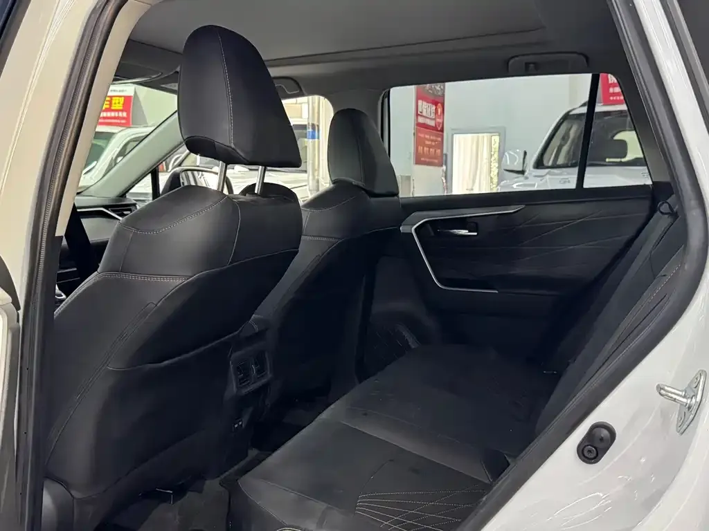 Toyota RAV4 — фото 9