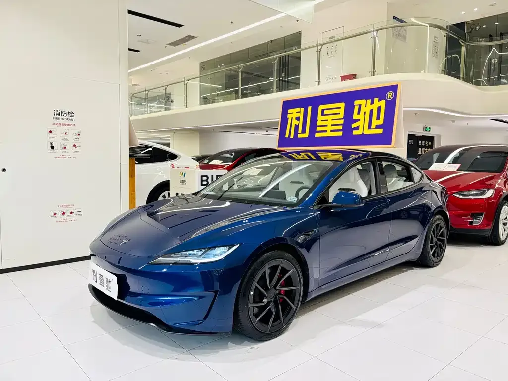 Tesla Model 3 — фото 1