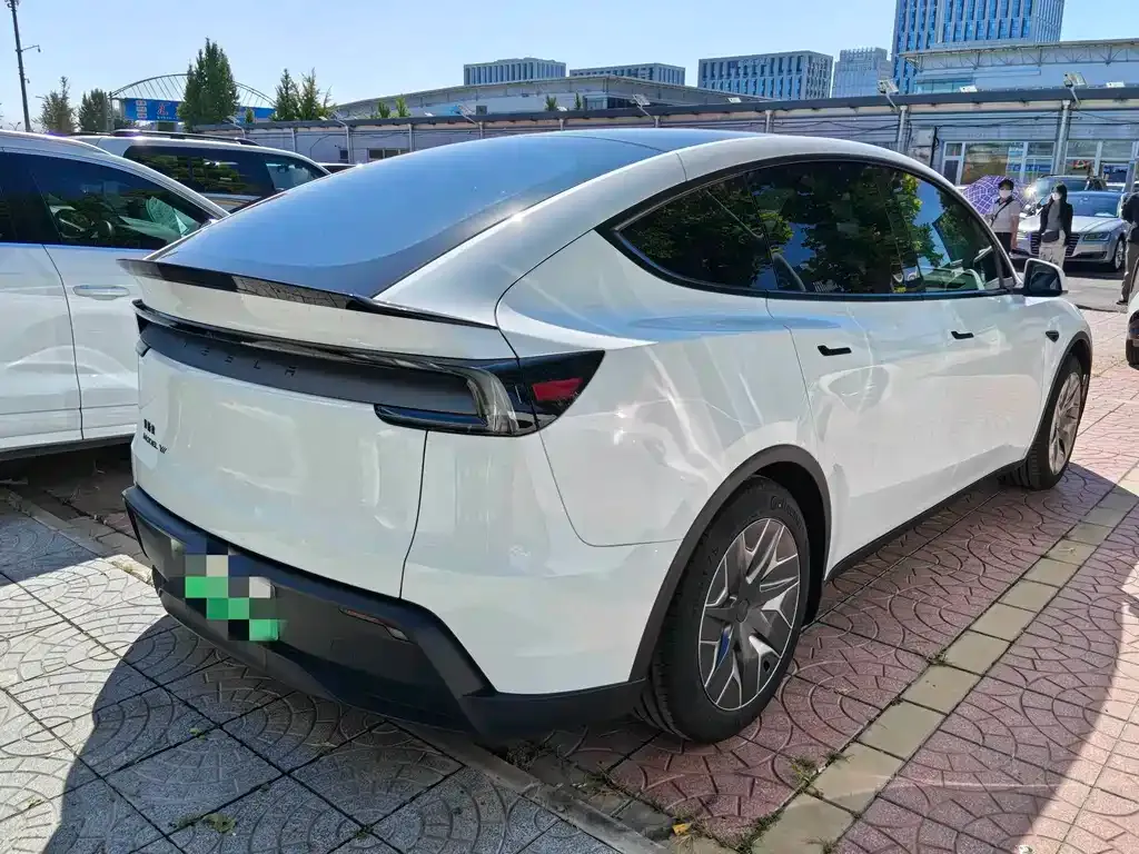 Tesla Model Y L — фото 9
