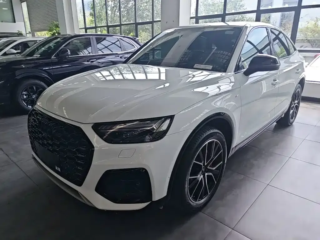 Audi Q5L Sportback — фото 1
