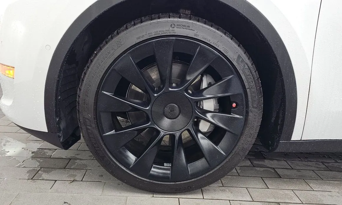 Tesla Model Y — фото 10