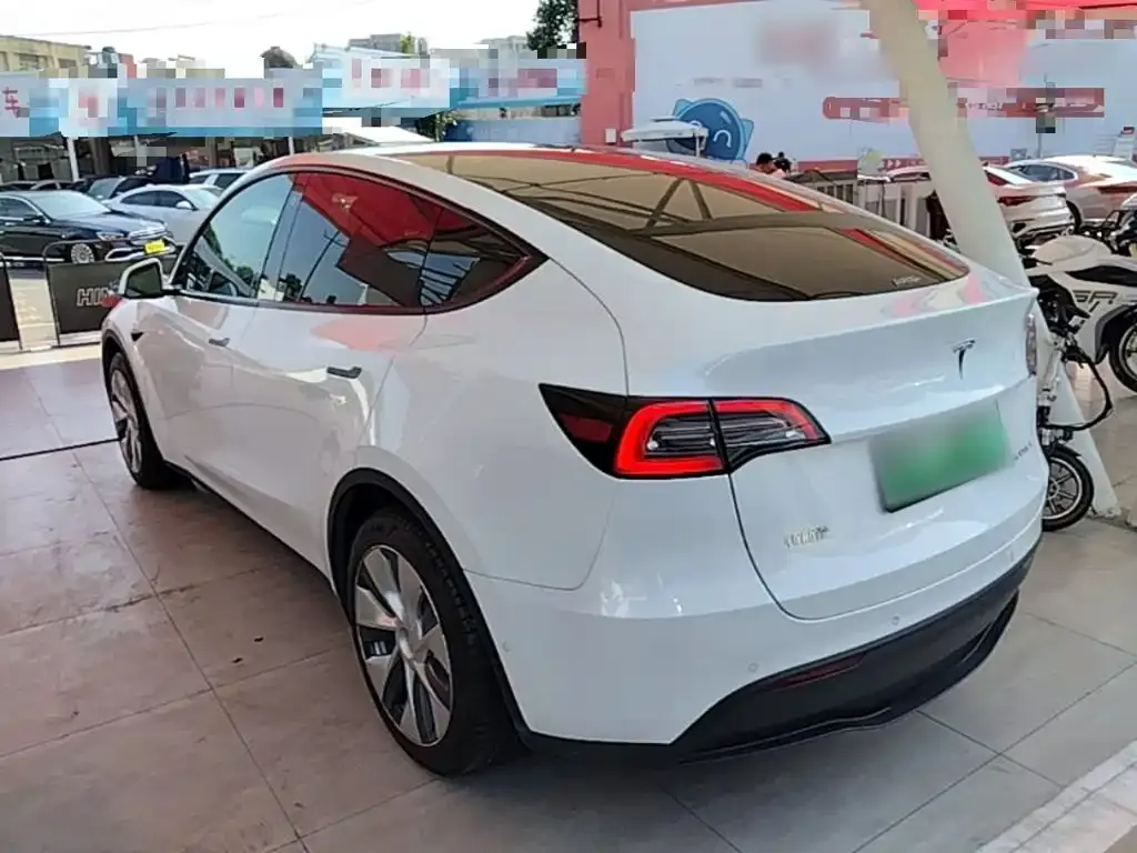 Tesla Model Y — фото 8