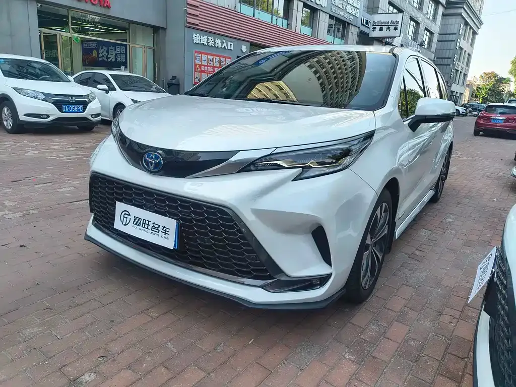 Toyota Granvia — фото 1