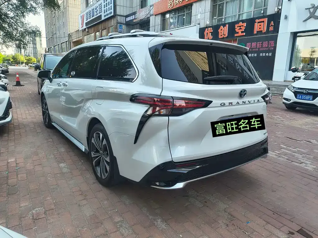 Toyota Granvia — фото 10