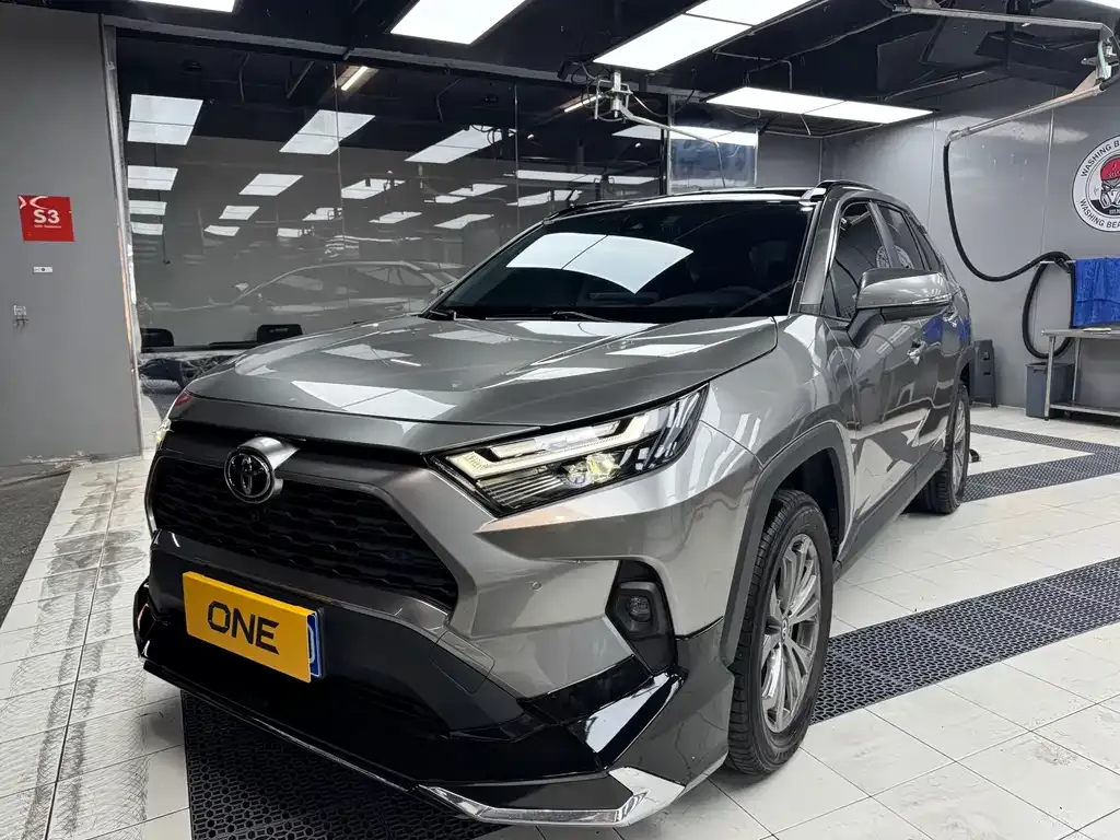 Toyota RAV4 — фото 1