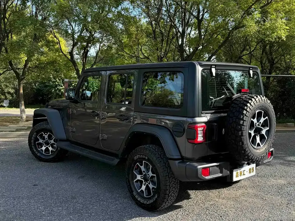 Jeep Wrangler — фото 10