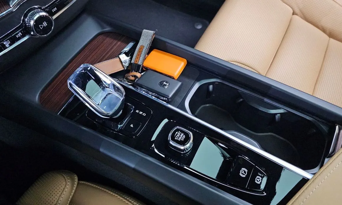 Volvo XC60 — фото 10