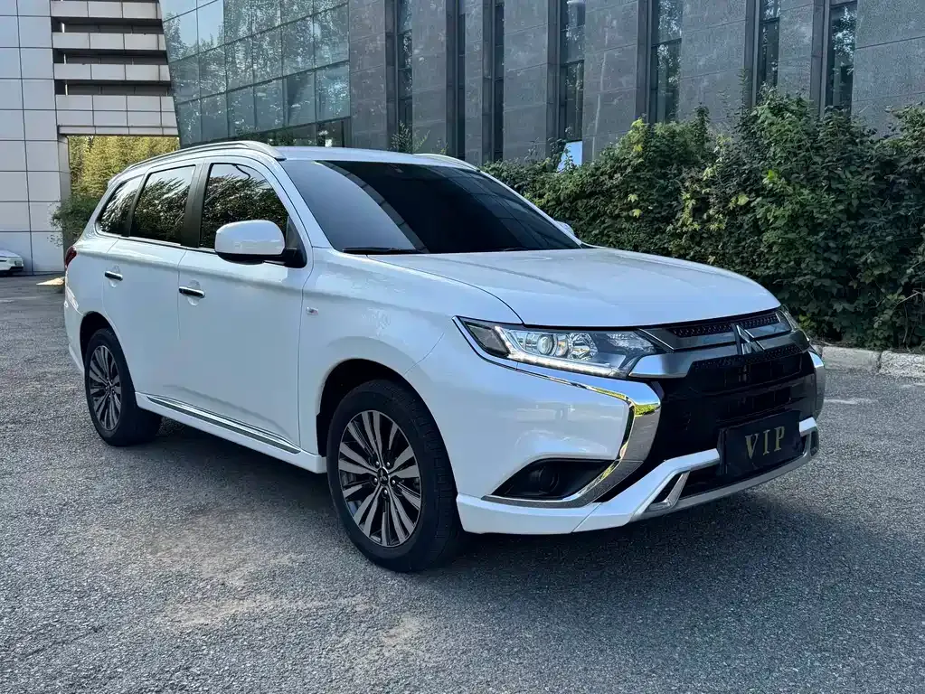 Mitsubishi Outlander — фото 10